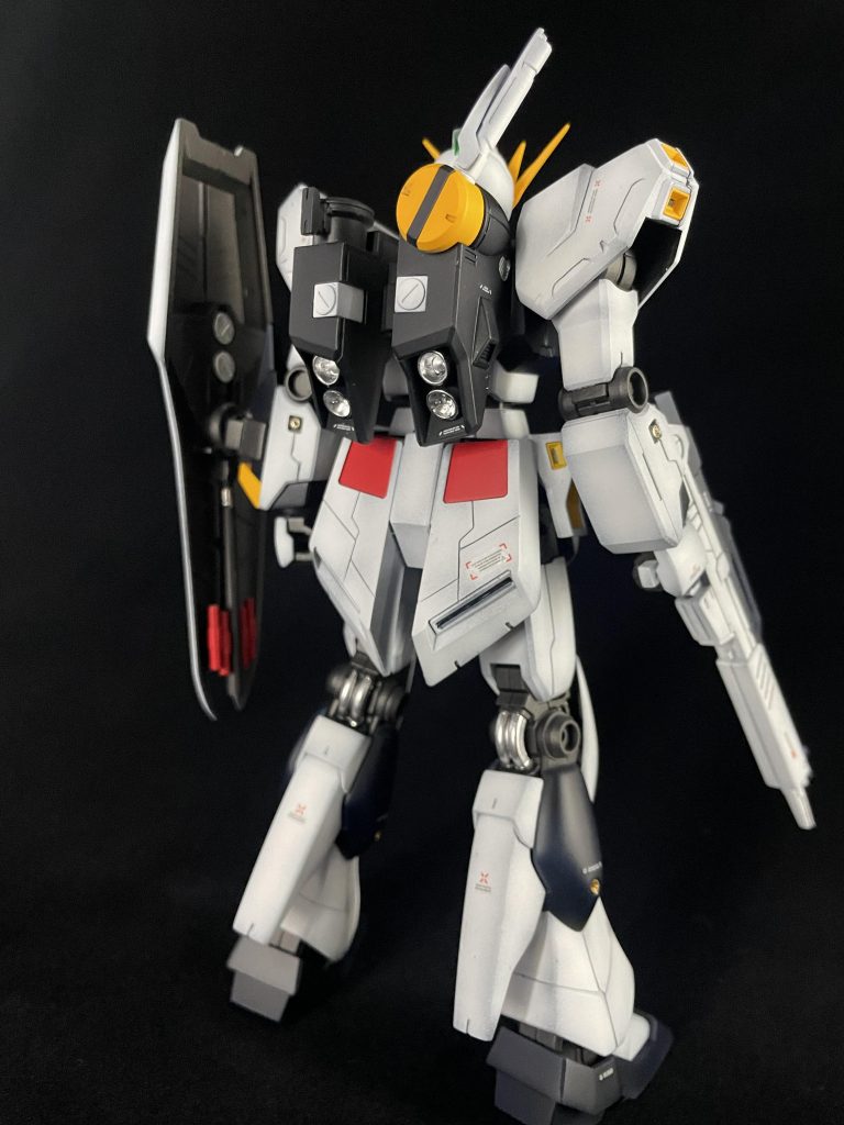 シールド裏のミサイルはマスキングで再現。画像は無いですがビームキャノンの砲口は開口してメタルパーツ埋め。各外装裏面をガンメタにして裏打ち風に。フロントとリアスカートは裏にもディティールがあるので安っぽさがなくなります。そのほか膝間接のパイプやバーニアはシルバーで部分塗装を施してリアリティアップ。