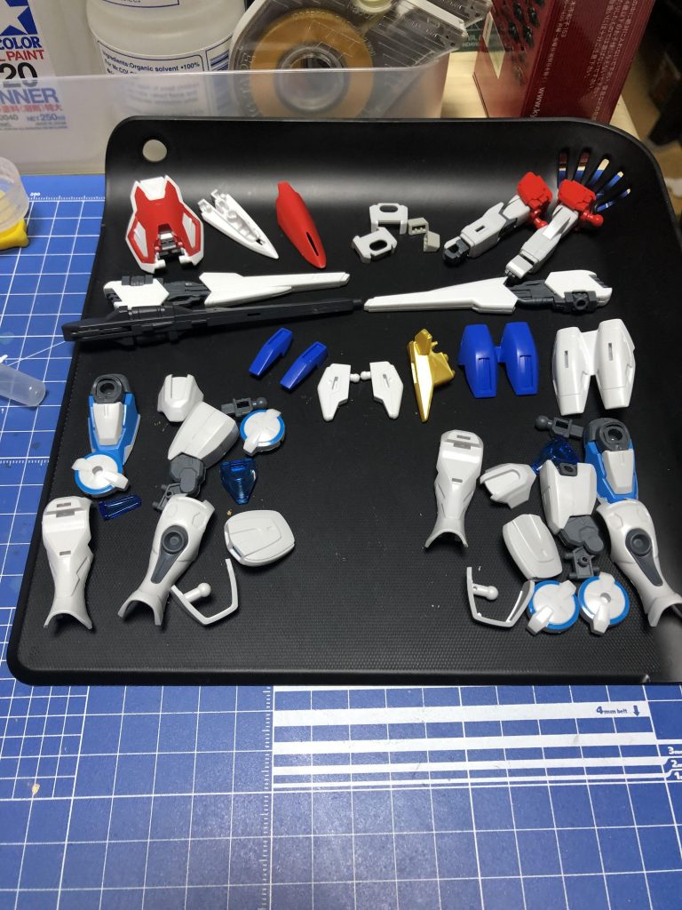 素材も塗装するので分解していきます。腕はソードインパルス、腰はアサルトバスター、足はGセルフ、RGウィングのシールド/ライフルにF91のヴェスバーを使います。ほぼ加工なしの差し替えです。
