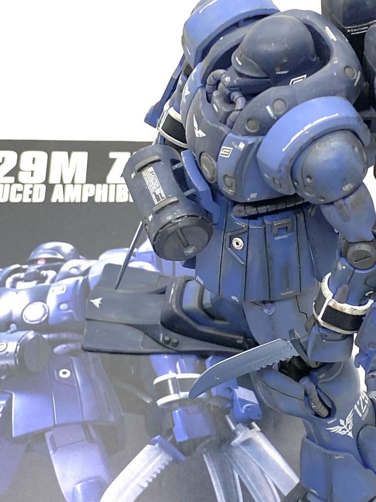 最後は説明書と。ゼー・ズールは肩や脛、背部のハイドロ・ジェット推進器に大きな合わせ目があり、成型色が濃い為に接着しますと白化して目立ってしまうのですがお気楽汚しのおかげで全く目立たなくなり、それなりの作品になったと思いました。ゼー・ズールはプロポーション、成型色、付属品の豊富などかなりの好キットで売っているならもう一度作りたくなるほどで成型色仕上げなら、塗装の際の後ハメなど考えなくても良いので楽に作れます。袖もGXクールホワイト吹いた後にエナメルの黒を吹いて、半乾き状態で綿棒で拭き取ればかなり綺麗に出来たのでシナンジュもクシャトリヤももう怖くないです(笑)。お気楽汚しにホワイトのパステルでの塩吹きの表現の組み合わせのおかげで今まで作りました水陸両用機の中でゼー・ズールが一番上手く出来たと思いますが、もっともっと汚し塗装を勉強してスキルを身につけたいです。ご覧して頂きありがとうございました。