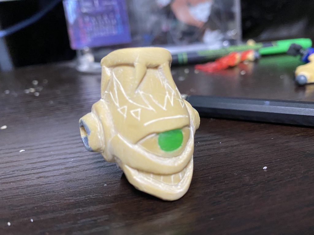 ①頭レギルスを軸にパテ→ヤスリ→パテ技術ヤスリを繰り返し成形。エフェクト取り付けのためボールデンを設置。ベースができてから、瞳のラインと口の形状、模様を設定画見ながら彫り込みました。