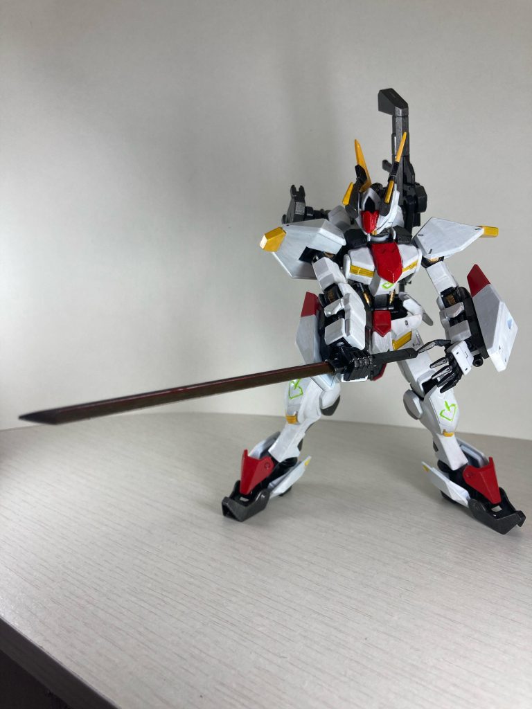 バックにマウントされた超熱振式戦闘直刀。ナノラミネート装甲も切断できる。