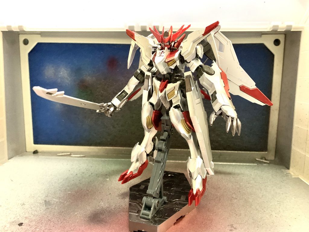 このガンプラはレクスの後継機を意識(独自の解釈)して制作しました!色も鉄華団をイメージしシルバー・・・鉄 レッド・・・赤(火)の華という配色にしました!