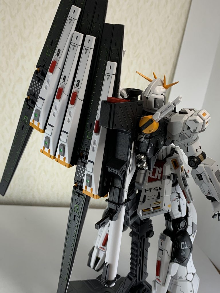 バーニアはガンダムマーカーメッキシルバーです。ファンネルのセンサーやツインアイとかは赤外線ライトで光ります。