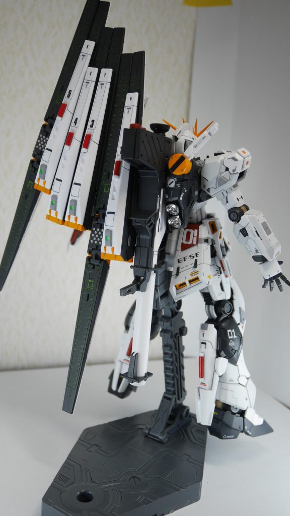 足のバーニアカバーも延長し、パイプのようなディテールをランナーで作成して追加。腿のパーツはプラ板で形状自体を大幅に変更。ファンネルもパイプパーツをランナーで作成して追加し、センサーも自作して付けています。