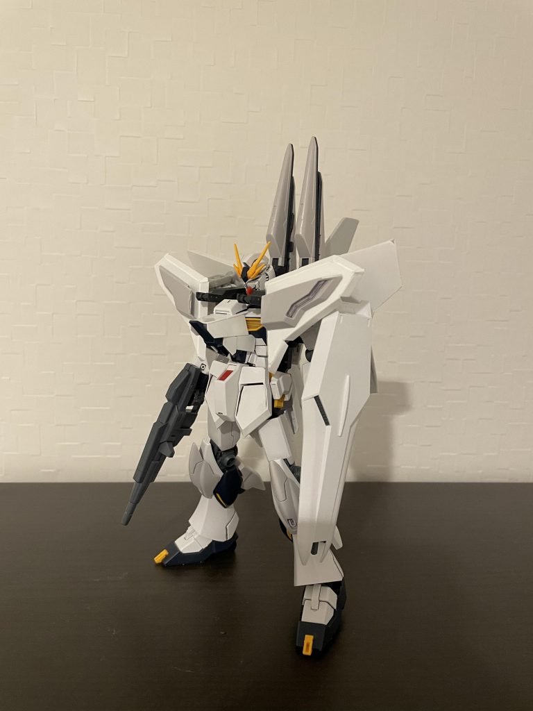 フロントビュー肩部フライトユニットは可動ギミックを搭載しており、フライトモードへの変形機構を再現。