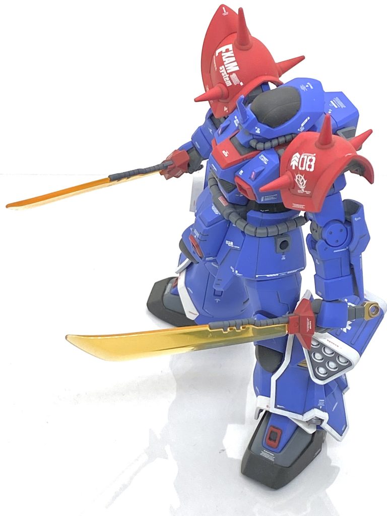 ヒートサーベル刀身部以外の部分は最後に(クレオス)Mr.カラーGXスーパースムースクリアーを吹き付けております。モノアイは定番のクリアー化で今回はニムバスらしくクリアーレッドのを使い、裏にラビーを貼っています。