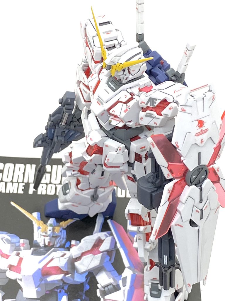 最後は説明書と。ユニコーンガンダムのHGUCのキットが出た当時はどの模型誌もガンダムユニコーン一色でこのキットをそれなりに仕上げたいというのは夢でもありました。メカニックデザインはカトキハジメ氏で代表作でありますSガンダムやGP03、Vガンダムとは違うスマートな魅力がありカトキマニアの自分には改めてカトキハジメ氏のデザインの洗練さを知りました。差し色のメタリックやガンダムのデカールでMGに劣らない精密さが出来たと思い、作った甲斐がありました(写真では成型色がかなり出ていますが実物はつや消しでプラスチック感は消えています)。一号機が出来ますと兄弟機でありますバンシィやフェネクス、ユニコーンモードも欲しくなるので少しづつユニコーン系も作っていきたいです。ご覧して頂きありがとうございました。