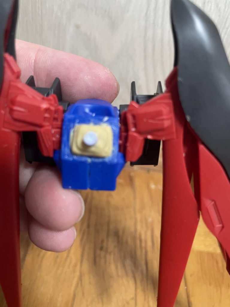 初めてのガンプラ改造で知識0で作った為、プラ板とランナーを切り取り軸にして接着してパテで固めてストライクのバックパックに合うように調整してました。