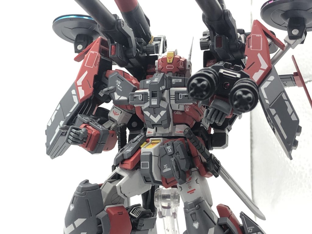 アームダブルガトリングガン改修前は両腕に1つずつ装備していたガトリングを左腕に集約し破壊力を向上。ガトリング同士の砲身の間にセンサーを搭載。