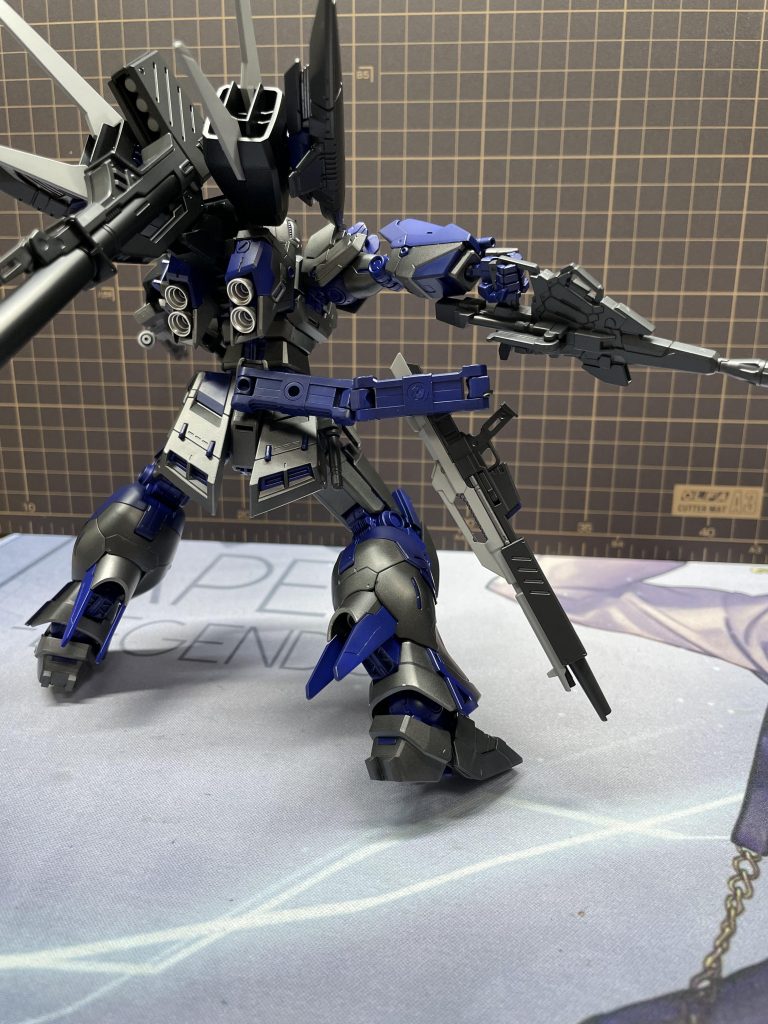 背面バックパックには小型のIフィールドが2機。ガトリングがメインですが弾切れおこしても腰アームからライフル取れるので安心です。サーベルも隠し持ってますし(´∀`)