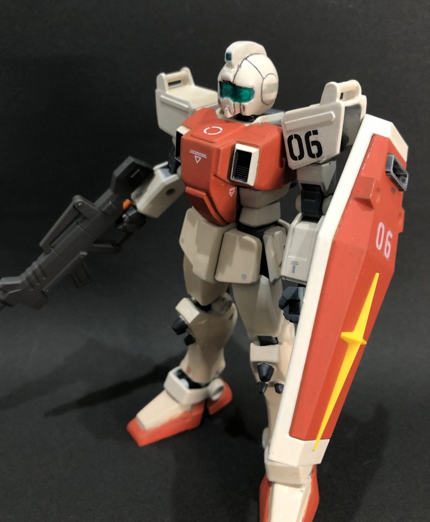 主な改造箇所は、胸、股間、肩、膝、ふくらはぎ、足です。頭だけはどうしようもなく、私が25年前に組んだ旧HGの残骸の頭部をおゆまる複製しました。
