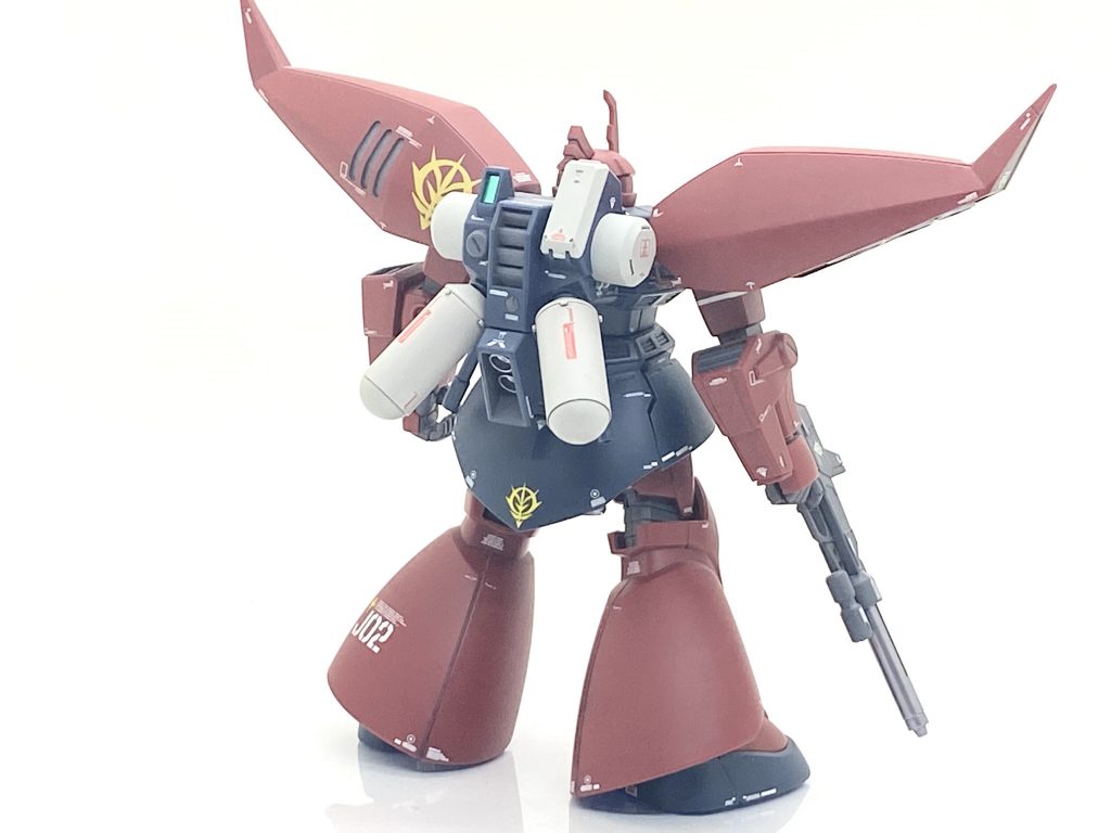 バックパックは設定と違い、白に近いニュートラルグレーを差し色に入れてメリハリを付けました。ニュートラルグレーに塗った箇所は赤のデカールを貼れるので更にメリハリが付きます。ただ中央にありますバーニアが一体成型なので大変塗りにくく、マスキングして対応しました。