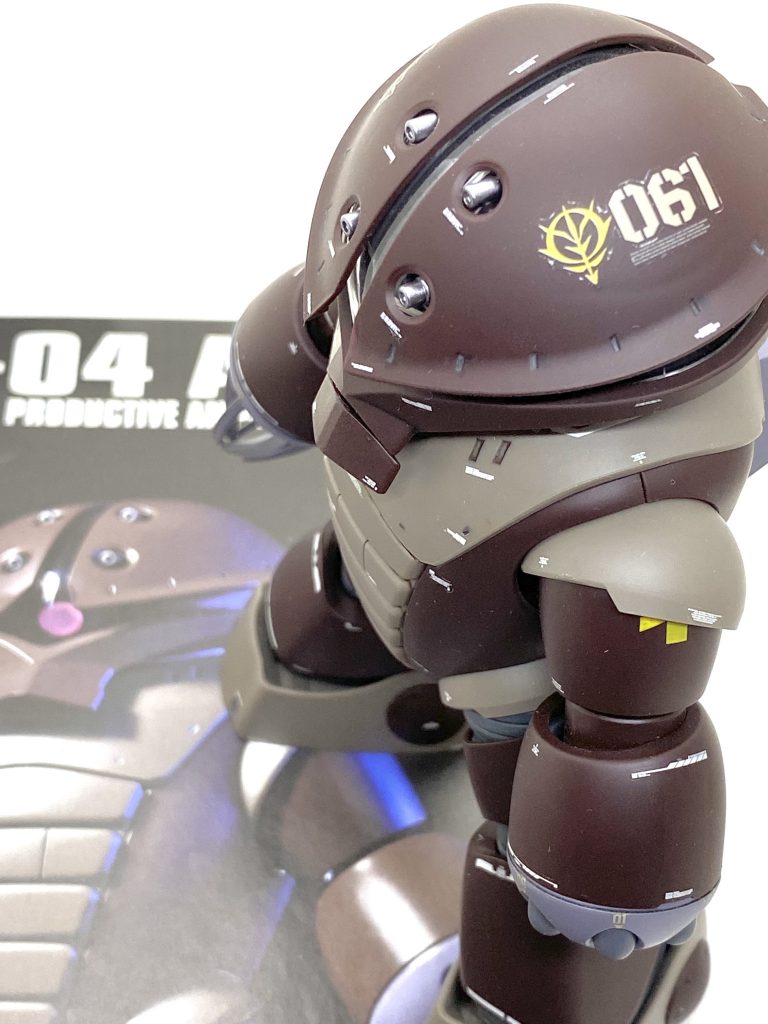 最後は説明書と。アッガイのHGUCはプチMGと言っていい程に完成度が高く、関節にABS使っているから破損しやすい以外は欠点がないと思います。クリアーパーツが随所にあるので素組みでしたらゴックやズゴックより完成度は上で合わせ目も少ないからつや消し吹くだけで誰でもカッコいいアッガイが作れてしまうと思いました。整形色の暗いブラウンやオーカーも劇中のイメージに完璧に近く、15年近く前のキットとは思えない程でビルドファイターズで可愛らしい機体達のベースになる訳もわかりました。アッガイも2021年12月現在は大変入手しにくく作りたくても作れない人が多いですが・・・もし見かけましたらすぐにレジに行き、プチMGと思える完成度を味わって貰いたいです。ご覧して頂きありがとうございました。