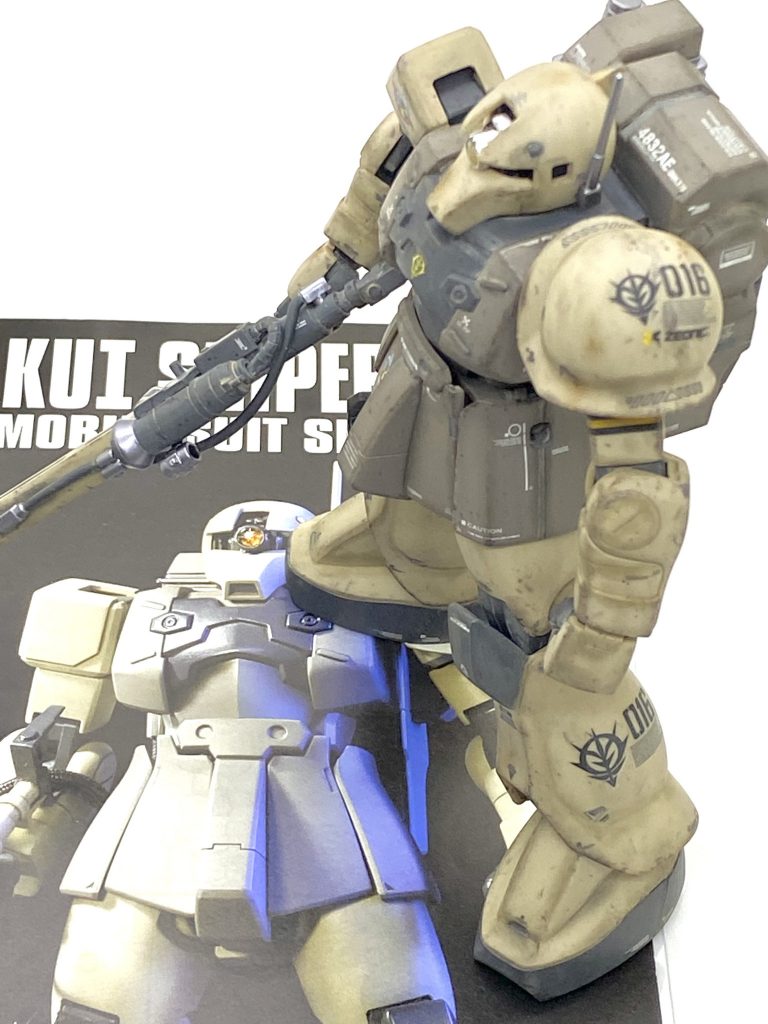 最後は説明書と。ザクI・スナイパータイプが出た当時というのはABS全盛の時代で今回は墨入れの際に注意していたにも拘わらず、上腕と右ひざのランディングギアが割れてしまい、修復しながらの作業と金型が劣化してたのか腕と足の合いがイマイチで大きな隙間が出来た為にランナーを切ったのをボトルに入れて接着剤で溶すカラーパテまで作っての補修と今まで作った中で一番手間が掛かりました(なので狙撃ポーズがとれないです)。ですが・・・旧ザクには似つかわしくないビームスナイパーライフルと大型のランドセルは大変魅力的な機体でサンドイエローの機体色もMSVの中東やアフリカ戦線に出て来そうな感じで頑張って作ってみました。旧ザクはオリジン版のが大変カッコいいのですがアニメよりのHGUCも作りやすくて合わせ目を消せば今でも十分に通用すると思います。ガンダムUCで大活躍したカークス機もいいですが元の機体の旧ザクも汚しをして見てみたいのでチマチマ手を動かしていきたいです。ご覧して頂きありがとうございました。