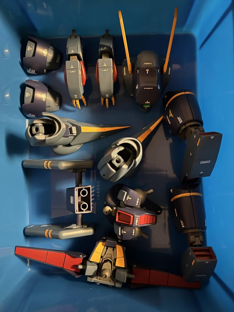 デカールを貼った状態です。この後スーパースムースクリアを吹いて完成です。