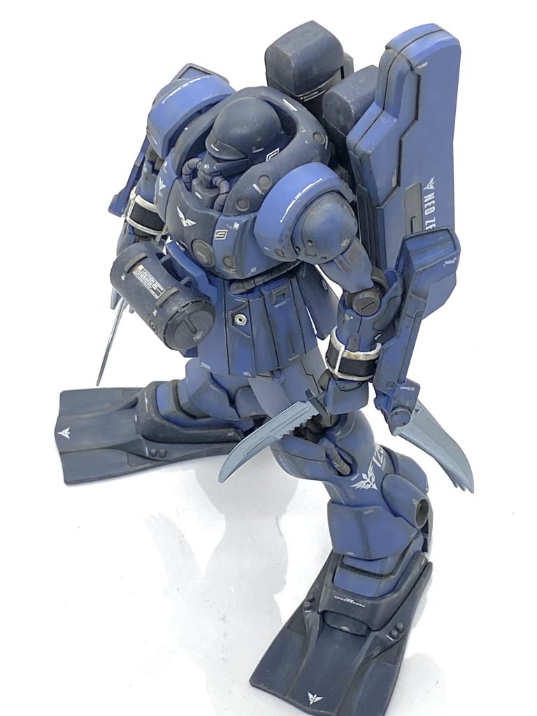 メタリック部分以外は(クレオス)Mr.カラーGXスーパースムースクリアーを吹き付けて、今回もらいだ～Joe様のお気軽汚しを参考に(クレオス)水性ホビーカラー焼鉄色をスポンジを使ってエッジ部分をチッピング、(クレオス)ガンダムマーカー リアルタッチマーカーブラウン1でへこみ部分に塗って神ペンでぼかし、(タミヤ)ウェザリングマスターでオイルをエッジ全体に付けて第一段階の汚しは完成しました。