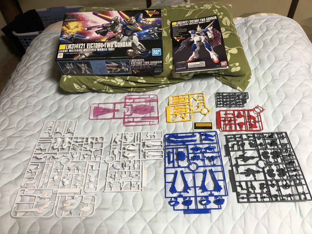 ベースはHGUCV2ガンダム。そのままでも十分カッコ良いのですが、今回はコンセプト重視なので、足と腕は使いませんでした。