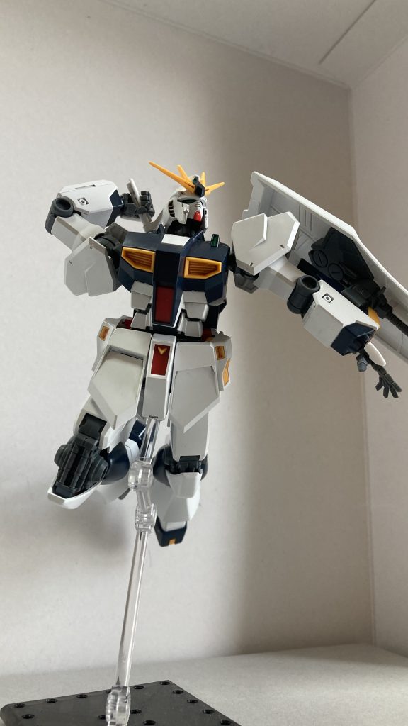 飛翔しながらの抜刀いじっていてとても楽しい一品でした今後武器単体でいいからフィンファンネル、ニューハイパーバズーカ、サーベルのセット売ってくれないかなぁ最後まで閲覧ありがとうございました