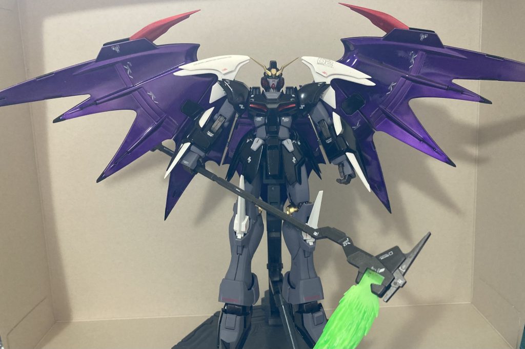 マント内側はクリアバイオレットを濃い目に塗装しました。デカール位置が説明書とズレてるのは、塗装垂れ箇所を隠蔽するためです。