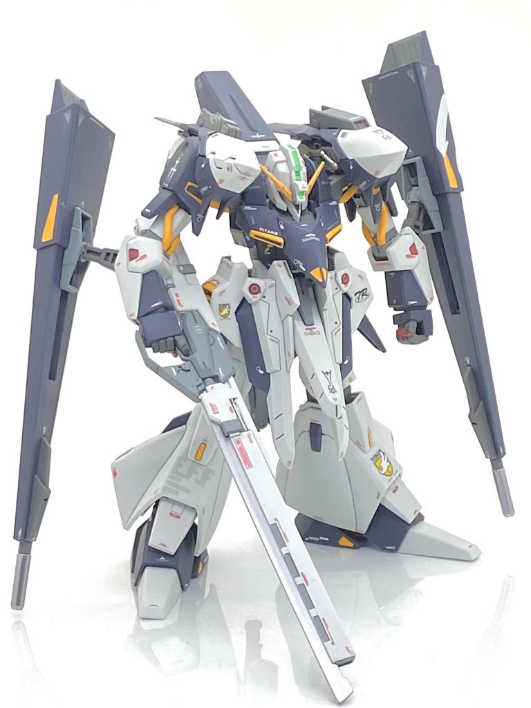 ガンダムデカールのアドバンスオブゼータ シリーズ用はT3部隊の基本的なマーキングしかなく「艦船のとかはないのかな?」と思い、ストックしてありましたデカールやシール類を探しますと・・・当時の電撃ホビーの付録でアドバンスオブゼータ用のマーキングシールが2種類出てきたので見ましたら、彼らの所属艦のアスワンやOMECHA等のカッコいいマーキングが多数あるので迷わず実戦導入しました。余白をなるべくがギリギリまで切ったのですが・・・多少は余白がわかってしまいますがアスワン所属機をアピールする事が出来ます。今はヘイズルの派生機やウーンドウォートも出ていますから新作のガンダムデカール、もしくはアドバンスオブゼータ シリーズ用の再版を切に願います。