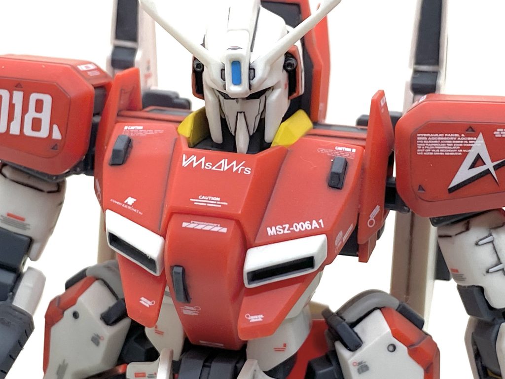 デカールはキット付属を中心にHGユニコーンガンダム用やMGクロスボーンガンダムX2用、機動戦士Zガンダム/機動戦士ガンダムZZ汎用1などを使い、今回もカトキ風を目指しました。このキットは最初からデカールが付いているのでその点は嬉しいですが・・・足に貼るカラバのマーキングがクリアーを吹いていたにも関わらず、完成直前に破れてしまい、予備が無い為に部品購入を頼んだので完成が大幅に遅れてしまい、後に作りましたバルギルの方が先に完成してしまう程でした(汗)。