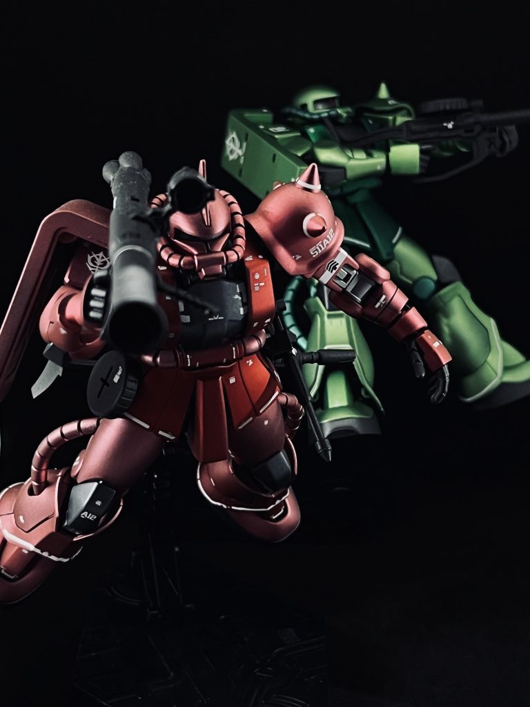 ポーズ2 先行する隊長機をバックアップやはり、この組み合わせで撮らないと。今回からはiPhone13での撮影なので、前回と比べるまでもなく画質が良くなっています。