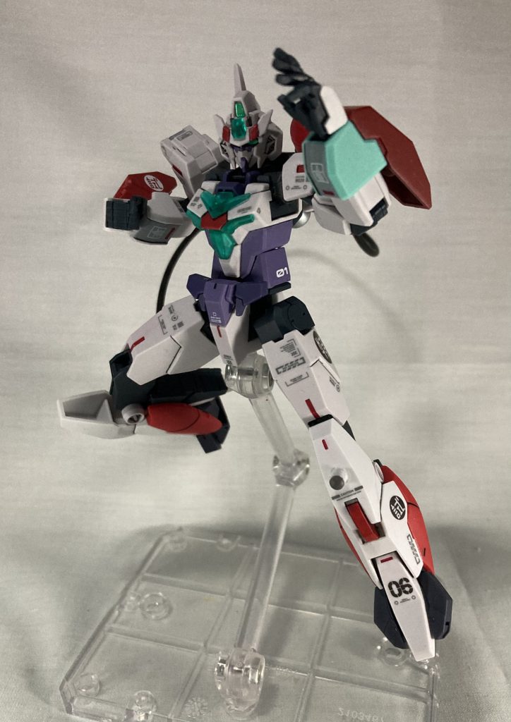 テストコアガンダムⅡ:スピードアタッカー試験武装を装着するためのアーマー部分のみを装備し、タンクのエネルギーを運動性能向上のために使用して身軽な状態での格闘戦をするための姿