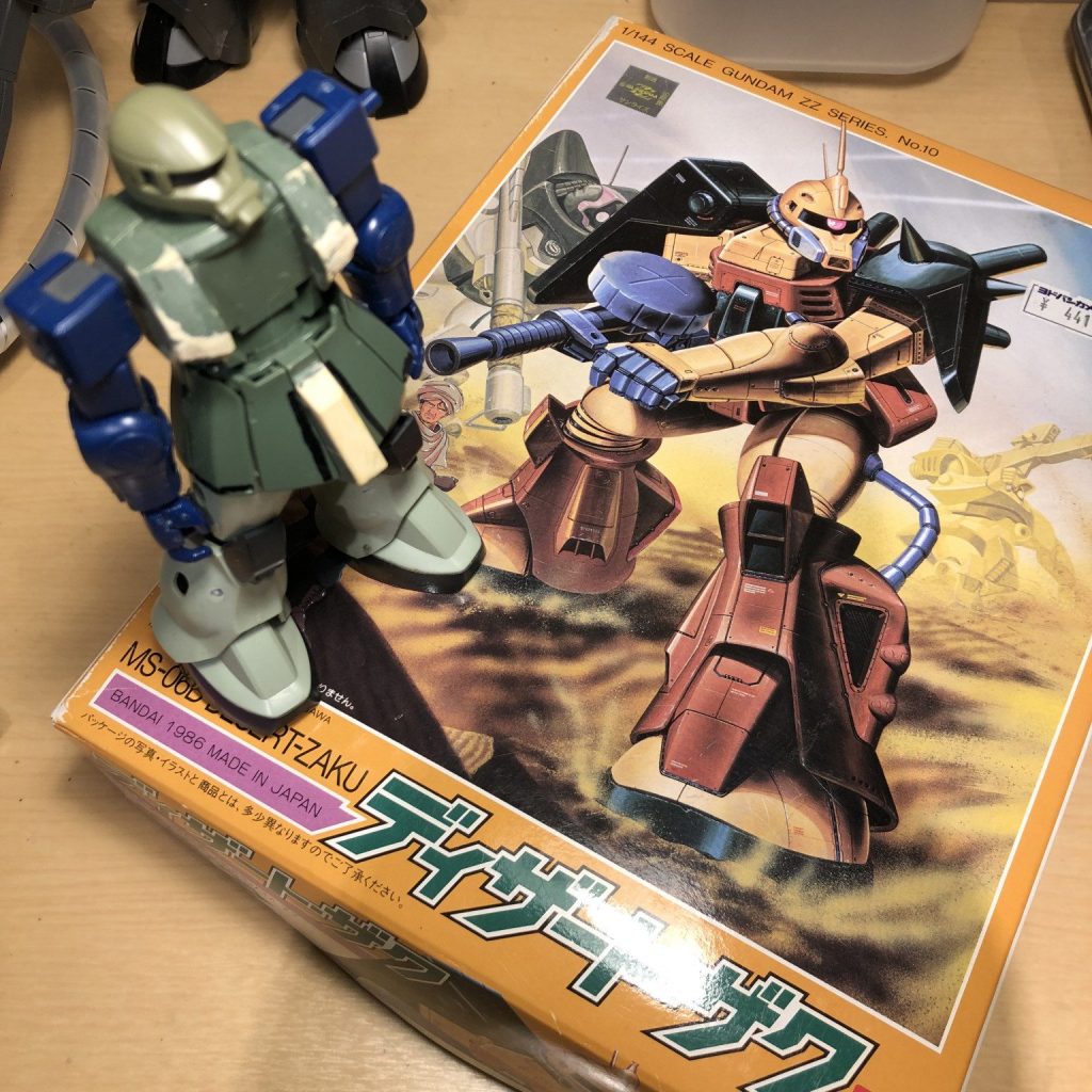 今では店頭でお目にかかることのない旧キットですが、数年前にヨドバシで購入し温存しておりました。合成される素体はマウンテンサイクルより発掘されたザク系のパーツより・ＭＳＤザクの頭部(プレバンキャノンの余剰パーツ）・何かのニコイチをしようとして頓挫した旧ザク腕と胴体・同頓挫したザクIIの脚デス。ニコイチのような切った貼ったの作業の素体には旧HGUCぐらいのシンプルな構成の方が適していると思います。