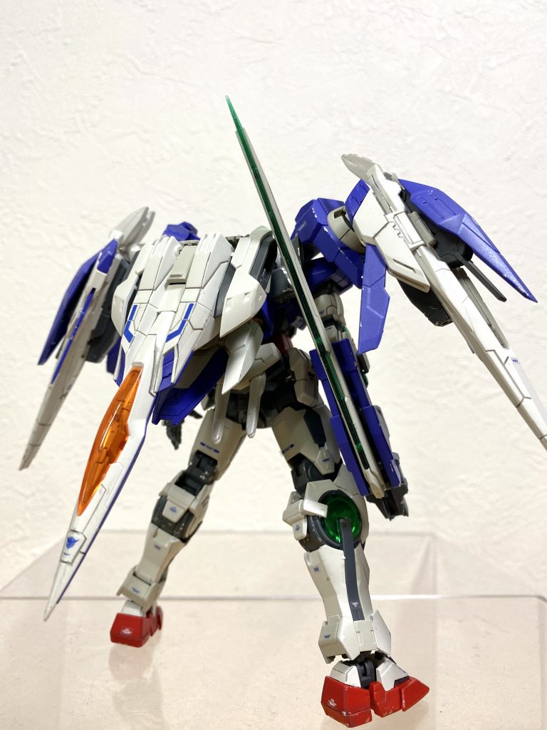 しっかり自立できるように、股関節は瞬間接着剤で肉増ししてます。これで後ろに倒れないように、バランス取ってます。