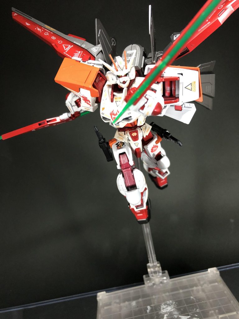 ただエール再現するだけじゃ面白くないので自作武器としてビームブレイドを作成しました。赤い本体から緑の刃が出てるのがとあるゲームのせいでめちゃくちゃ好きなんですよね…