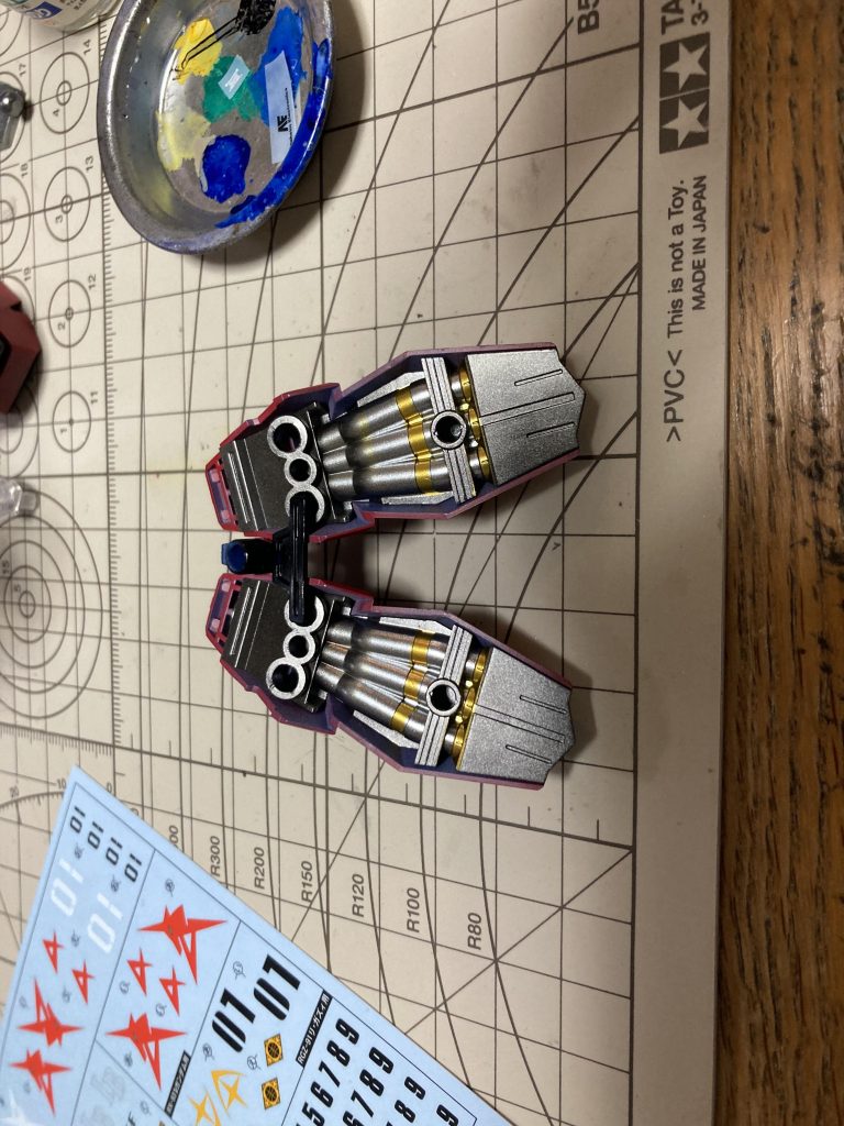 リアスカートが一番のお気に入りです♪このパイプの通った形状がかっこいい‼️ちなみにこのパーツはジェミナスの陸戦重装ユニットを使いました〜見てくれてありがとうございます‼️更新頻度は遅いですが、よければまた見てってください（＾ω＾）ではでは〜