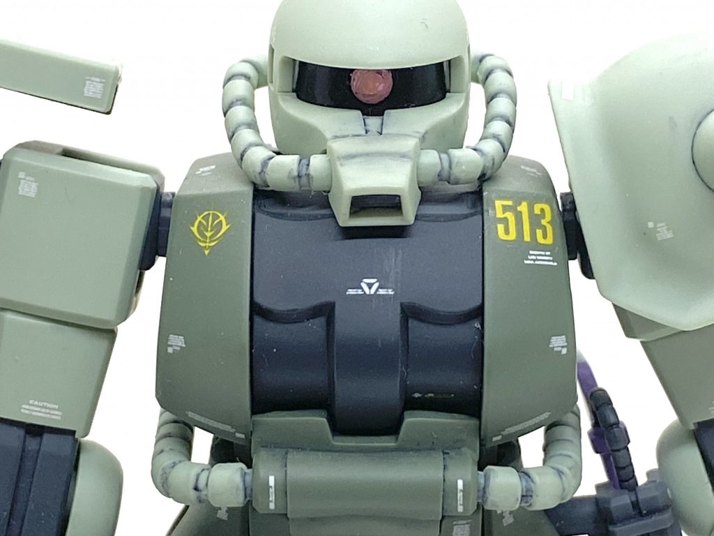 デカールはガンダムデカールのRGのシャア専用ザク用をメインにHGシナンジュなどのコーションデカールを満遍なく貼り、カトキ風にしました。今回はエジプト戦線のスエズ攻防戦で活躍したという第55MS部隊(アヌビス隊)のマークを貼りシールド、スカート前部に貼りました。モノアイは定番のクリアー化で裏にラビーを貼っています。