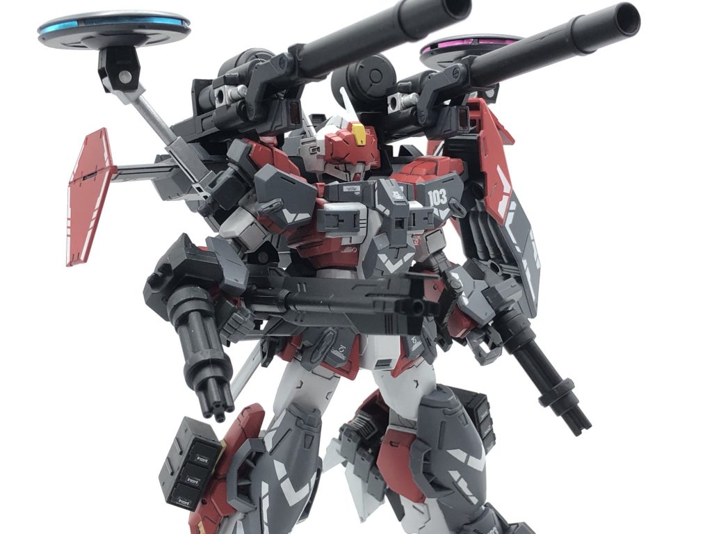 バックパックに装備したレールキャノン。アームを動かすことで腰付近に持ってこれます。(ノーマル版では肩付近)