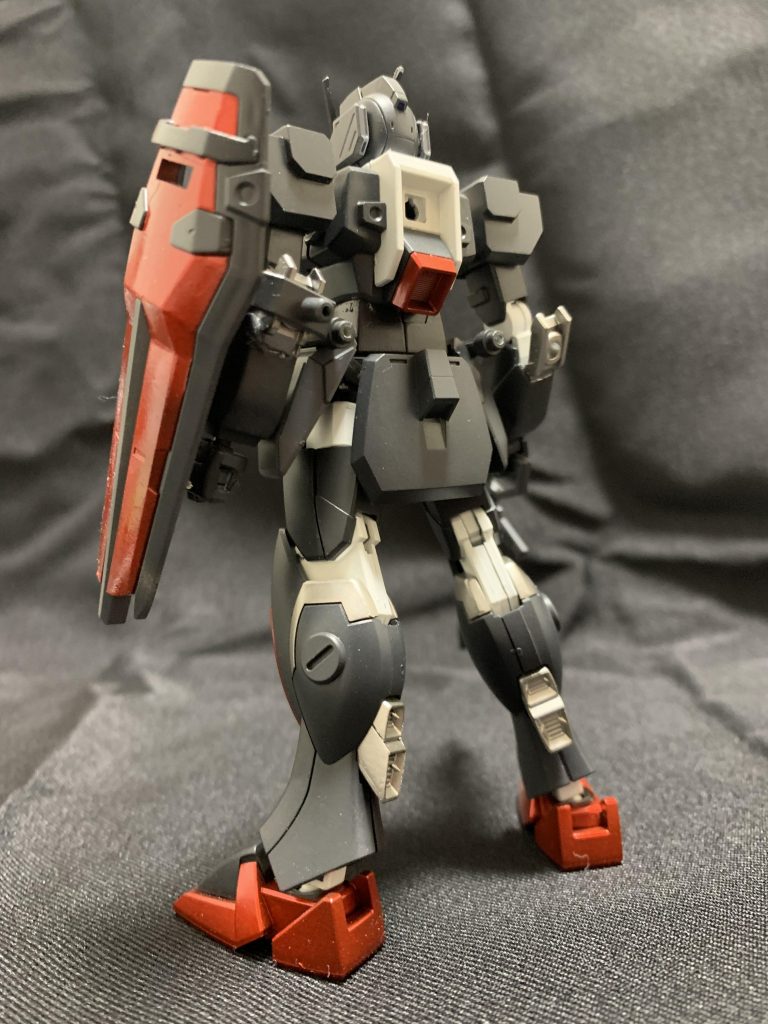 ぱっと見スローターダガーじゃんwと思うでしょ？元々の腕ガード(？)を短くして余剰パーツのストライクの肘を移植脹脛のスラスターを余剰パーツになってるビルドストライクの肩パーツを移植