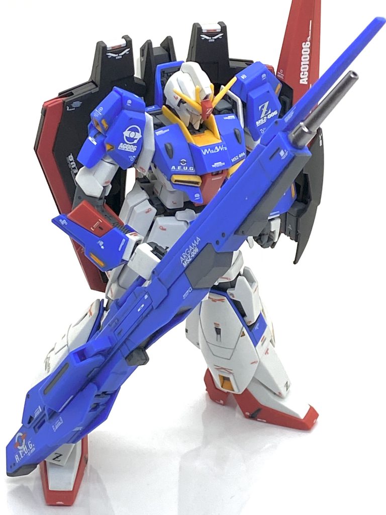 ゼータガンダムと言えばウェイブライダーとハイパー・メガ・ランチャーですがウェイブライダーにしますとクリアー吹いていても必ずデカールが剥げると思いますので無しです(汗)。逆にハイパー・メガ・ランチャーはある程度色分けをした後にデカールや電撃ホビー誌に付いてましたマーキングシールも貼り、対艦攻撃用のイメージを出しています。