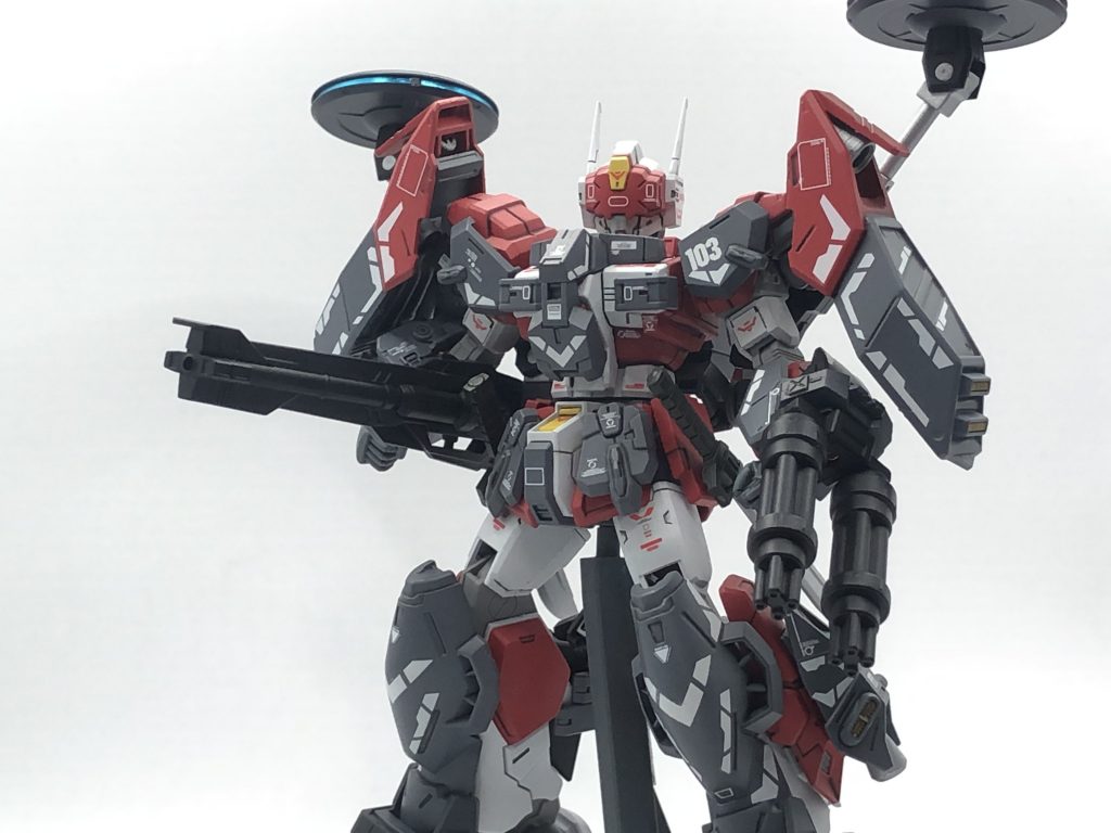 アサルト飛行ユニットを分離した形態。飛行不可になるが身軽になった分、地上ではこちらの方が動きやすい。攻撃・防御に優れ、対MS戦ではこの形態が使用されることが多い。