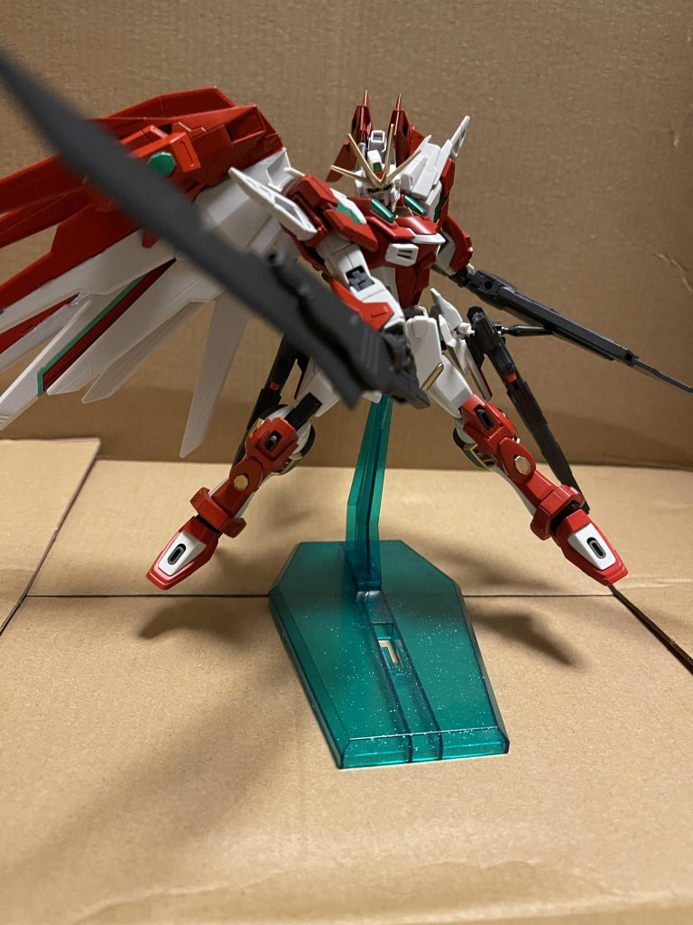 大型ガンブレードバックパックにマウントされている武器で主に鉄血の機体やビーム兵器が通用しない相手に使用する、ガンモードの状態のクスィフィアスと同等の威力を誇る