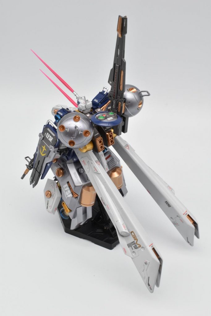 バックパックの球体スラスターポッドとブースターユニットはドラッツェの部品を流用。