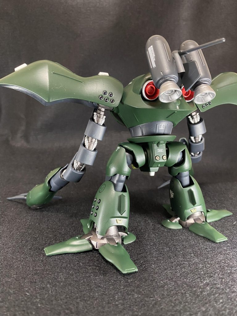 【背面】肩や脚部に埋め込んだビーズがお気に入りポイントです