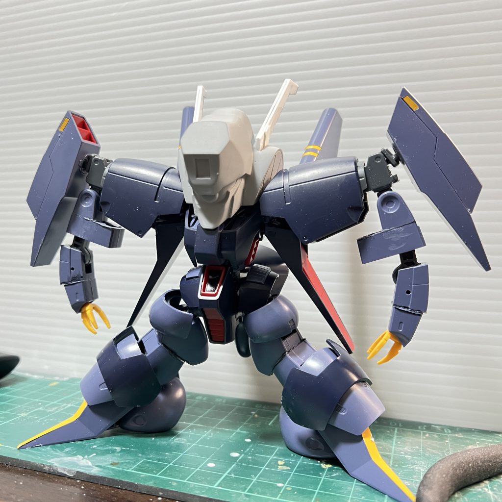 ざっくりと短縮化し頭部を載せてバランスを確認しています。