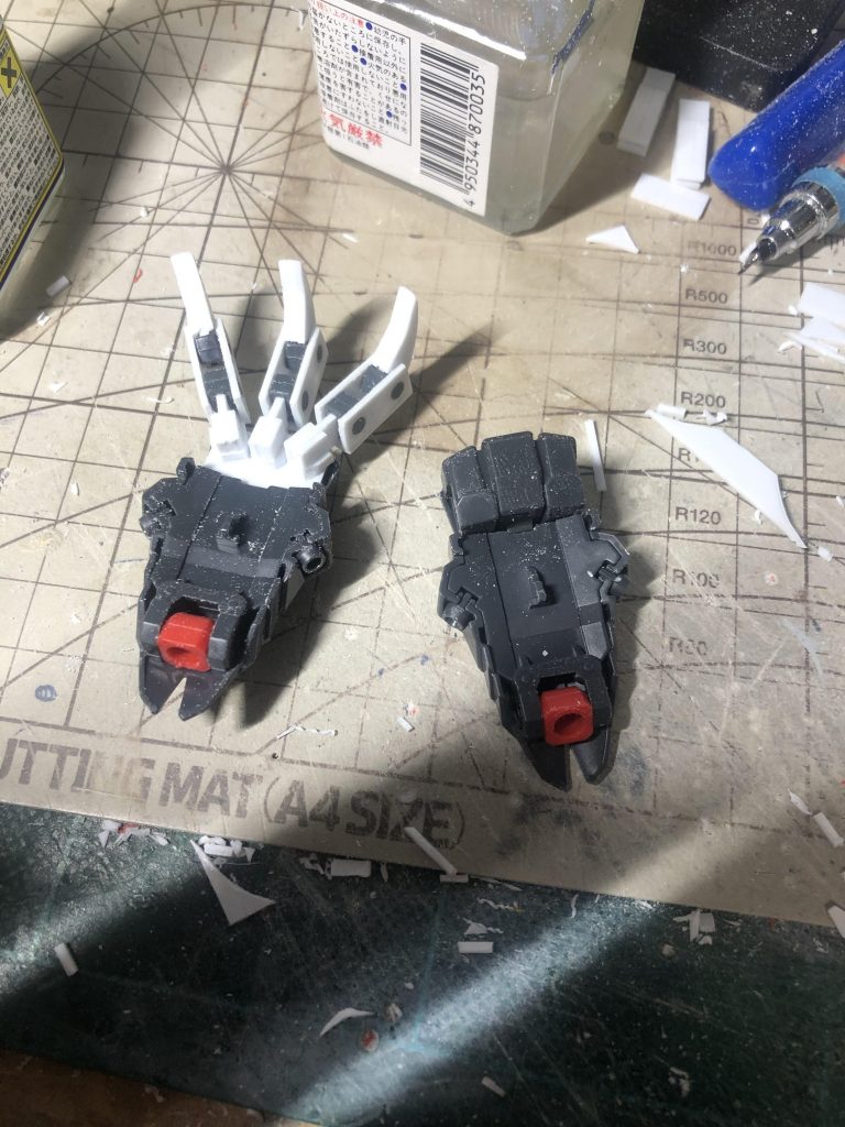 爪はプラ板工作です。同じもの6個作るのは苦労しました。