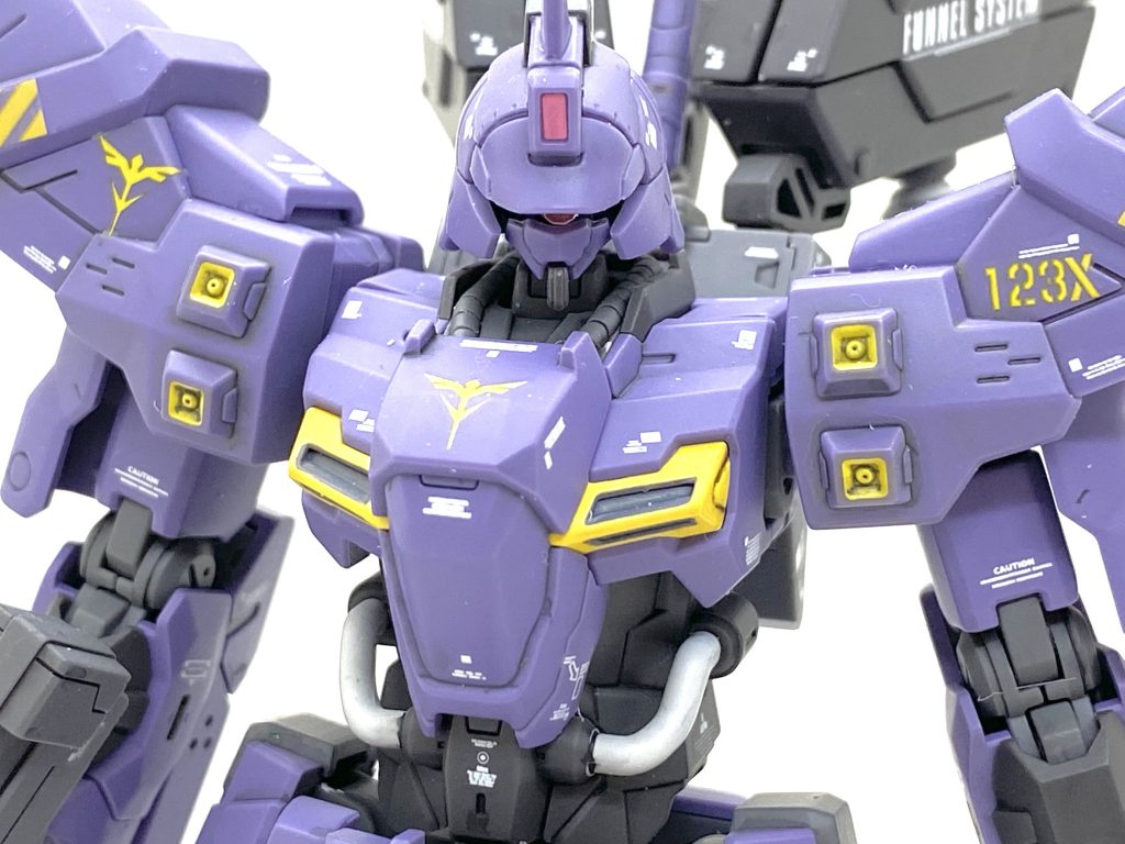 デカールはガンダムデカールの逆襲のシャア ネオジオン軍MS用やHGシナンジュ用のデカール、機動戦士ガンダム オリジン汎用各種などをサザビーのプロトタイプを意識しながら貼りました。後は残っていたマーキングシールも使い、満遍なく貼れています。