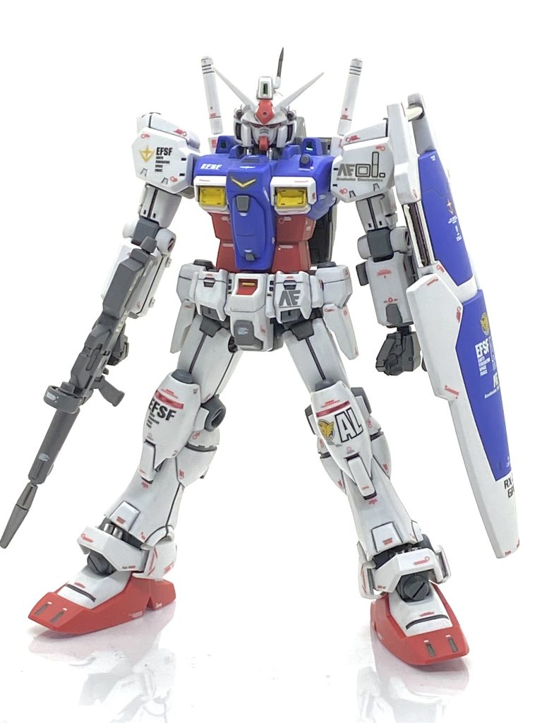 HGUC ガンダムGP01を成型色仕上げ＋αで作ってみました。HGUCのGP01はガンダムタイプで一番最初にHGUCでリメイクされた機体でMGをほぼ小さくした感じだと思います。GP01も様々サイズでキット化されてますが発売当時のMGのGP01は衝撃的な内容でほぼカトキハジメ氏の画稿が再現されている上にコアファイターのギミックもあって「プラモデルはこんなに進化したんだ」と素組みで出来たのを見ながら、そう感じました。MGから出てから数年後にGP01がHGUCになると模型誌に書いてあり「初代ガンダムじゃないのか？」と思い、HGUCのコンセプトが益々わからなくなりましたが(笑)、色分けは減ったもののMGと変わらないディテールとカトキ氏の画稿の再現度の高さに驚愕しました。同時期ぐらいにGFFも出ていたので今回は「GFFで今、GP01が出たら？」をテーマに作ってみる事にしました。