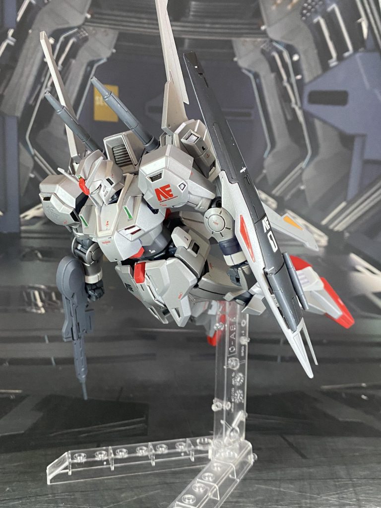 エゥーゴや連邦には納入されず様々な装備などのテストベッドとして運用された…というイメージです。