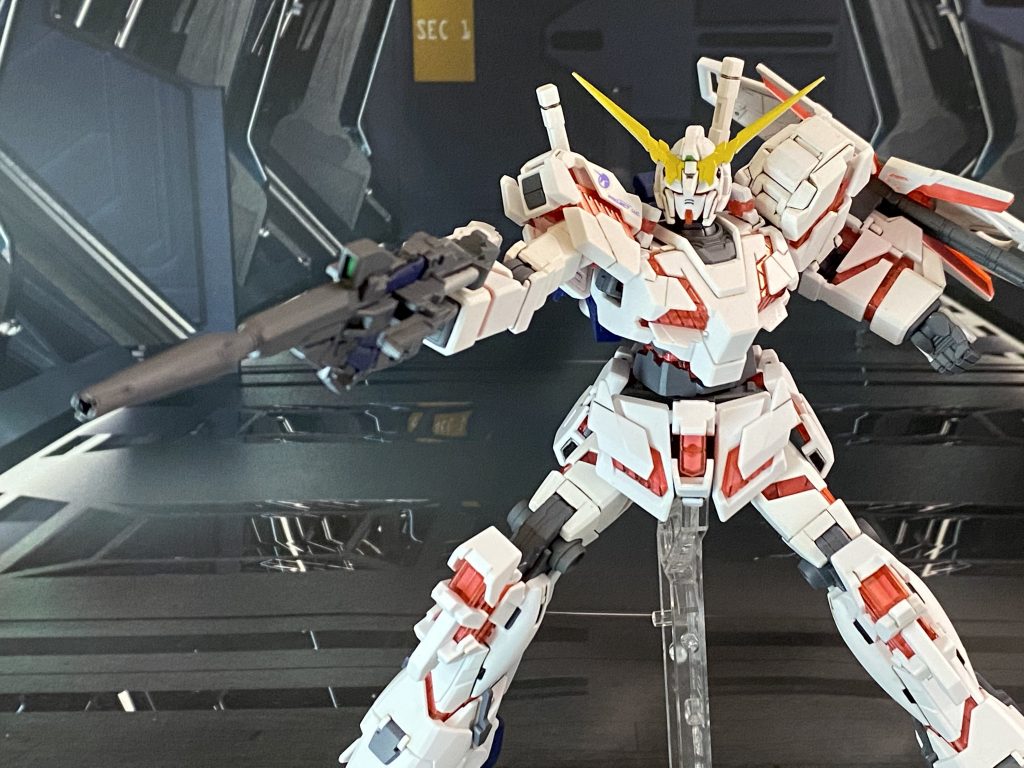 作業のポイントはわかっていたので前ほどは悩まず作れました。アンテナは真っ白に塗ってからメタリックイエロー。実はサイコフレーム部分にはパールを吹いていますがまるでわからないし塗膜分パーツの合いが悪くなって組み立て中に破損してしまい苦労することに…