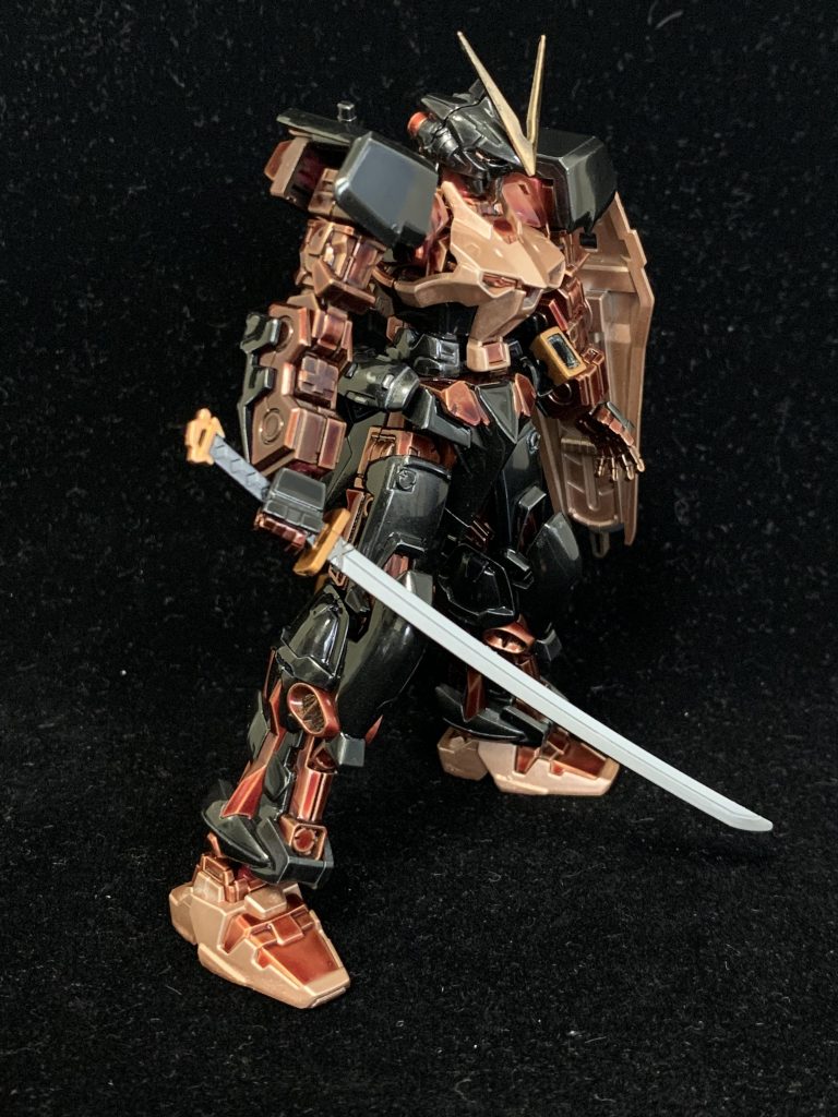 赤部分はクレオスのゴールドの上にGXディープクリアレッドを少し垂れるくらいの希釈で数回重ね吹きしてみました。少し乾いた感じで、でもぬるっとした雰囲気を出したかったので、トップコートはクリア1回だけです。