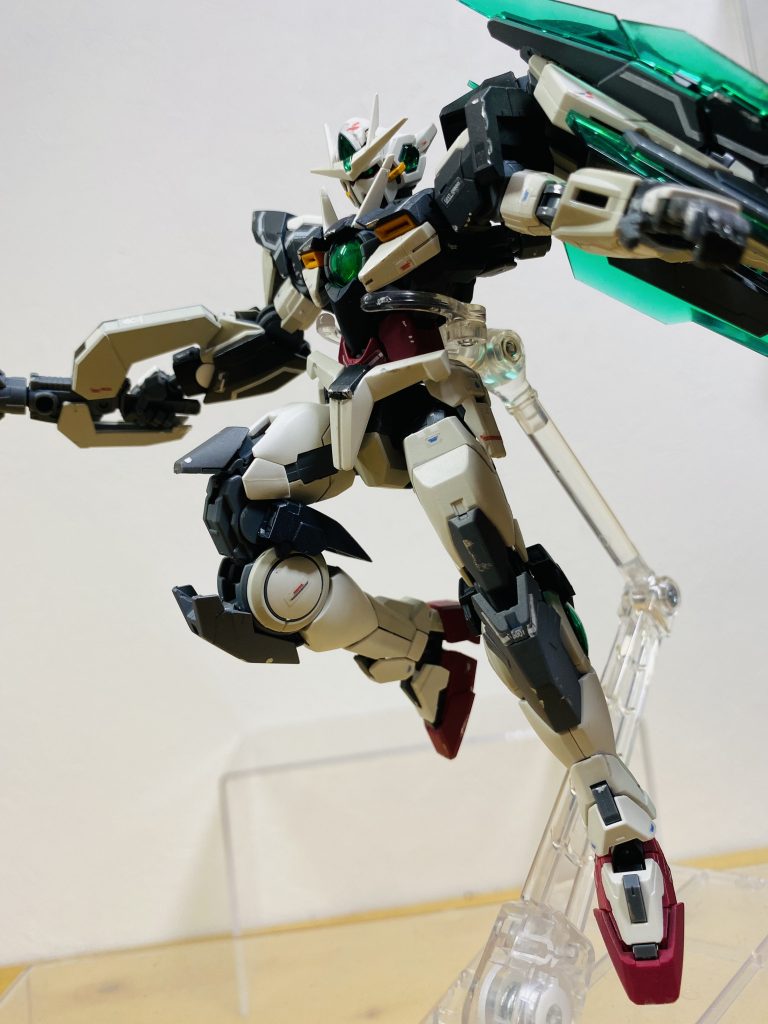 いつか組みたいと思っていたRGのOOクアンタ。塗装やチッピングをすると時間がかかりますが、自分としては納得しています。ここまでご覧いただきありがとうございました。