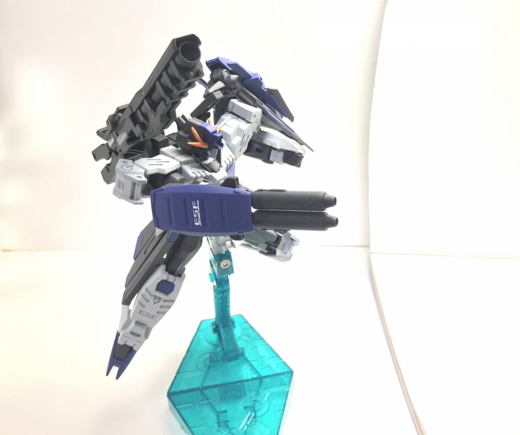 GNダブルビームライフル。平均的なGNビームライフルと比較して実に2倍以上の威力を誇るとされている。また、任意でのパージも可能であり、近接戦に持ち込まれた際にデッドウェイトとならないような設計がなされている。