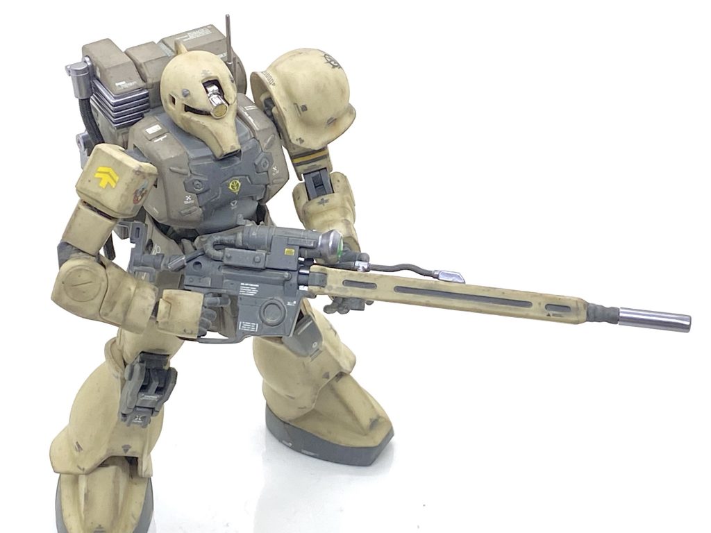 ザクI・スナイパータイプの特徴といえば、まずはビームスナイパーライフルなので成型色を活かしながらもマスキングで塗る分けてみる事にしました。