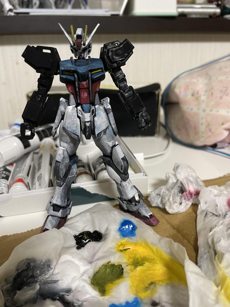 途中経過、絵の具は乾かないよう濡れたキッチンペーパーに乗せてます。